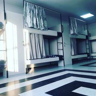 Хостелы NEW Hostel Алматы Общий десятиместный номер для мужчин и женщин-3